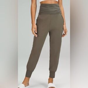 lululemon Align™ Super-High-
Rise Ribbed-Waist Jogger